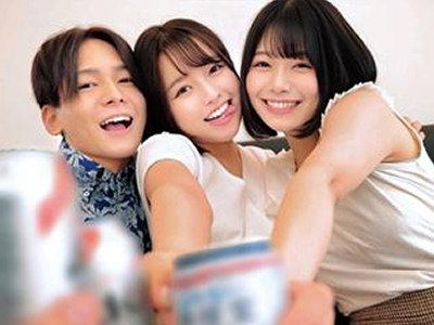 向理来/宮沢ちはる/如月ゆの 元気で可愛い陽キャ女子大生二人が飲み会で興奮しセクシーなキスから乱交へと発展しちゃうハメ撮りエッチ SENZURI TUBE